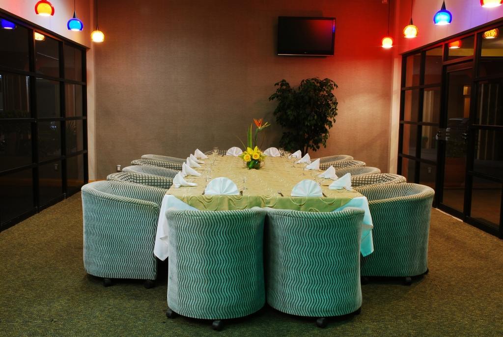 Royal Garden Reynosa Hotel Bagian luar foto