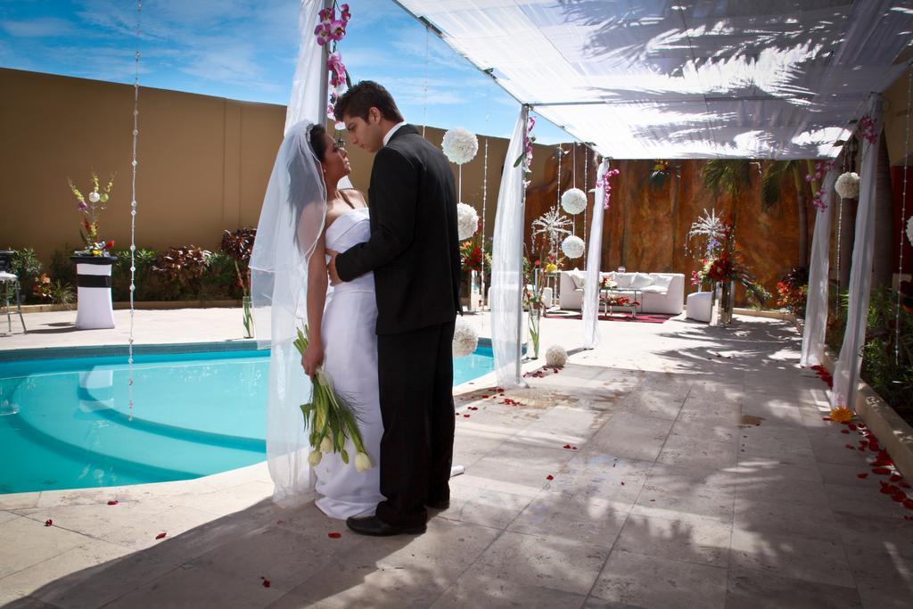 Royal Garden Reynosa Hotel Bagian luar foto